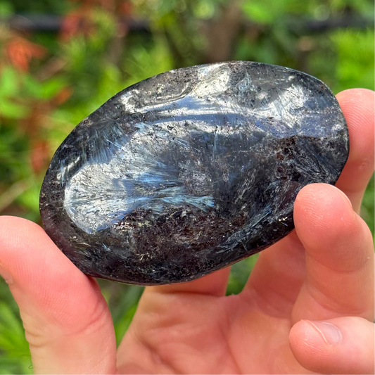 Arfvedsonite Palm 3.5”